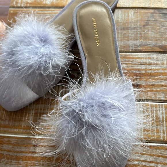 Ann Taylor Lilac Feathers Flats. 7. - Picture 1 of 6